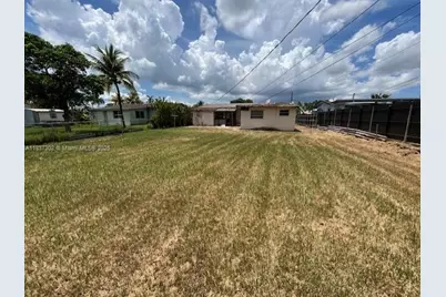 10060 SW 4th St, Sweetwater, FL 33174 - Photo 15