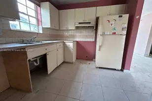 10060 SW 4th St, Sweetwater, FL 33174 - Photo 5