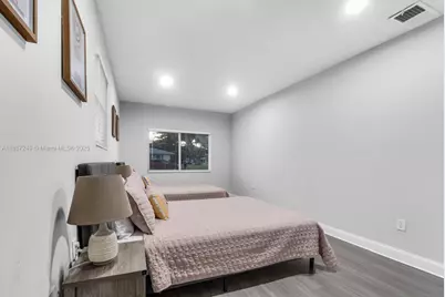 809 E Glen Oak, Clearwater, FL 33759 - Photo 9