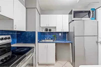 2899 Collins Ave #931, Miami Beach, FL 33140 - Photo 13