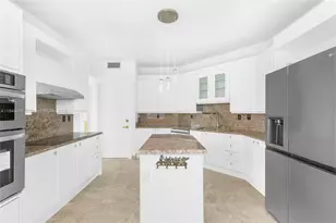 300 South Pointe Dr, Miami Beach, FL 33139 - Photo 13