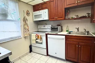7787 Golf Cir Dr, Margate, FL 33063 - Photo 9