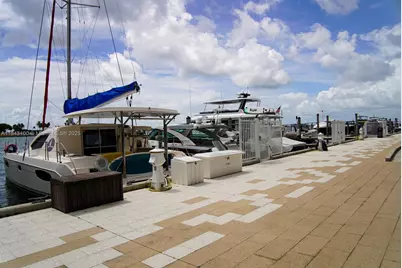 801 Brickell Bay Dr, Miami, FL 33131 - Photo 9