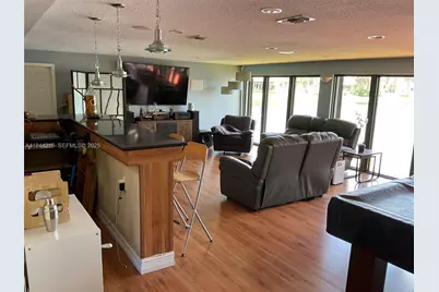 8453 NW 189 Street Rd, Hialeah, FL 33015 - Photo 17