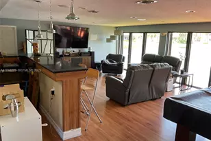 8453 NW 189 Street Rd, Hialeah, FL 33015 - Photo 17