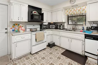 192 W 33rd St, Hialeah, FL 33012 - Photo 19