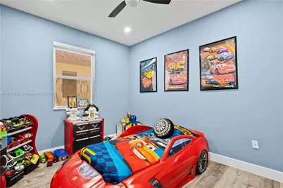 8776 W 33rd Ave, Hialeah, FL 33018 - Photo 33