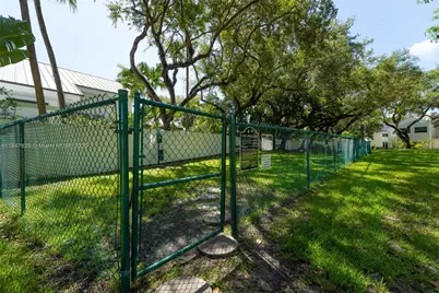 1981 S Oak Haven Cir, Miami, FL 33179 - Photo 35