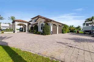 9861 NW 135th St, Hialeah Gardens, FL 33018 - Photo 5