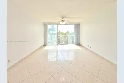 942 NE 199th St #302, Miami, FL 33179 - Photo 17