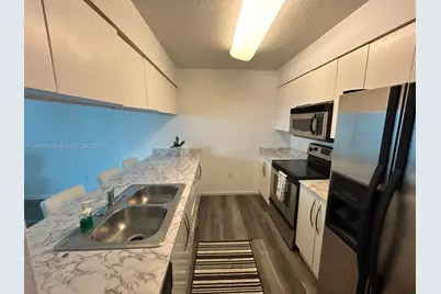 1200 Brickell Bay Dr #3520, Miami, FL 33131 - Photo 3