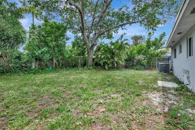 311 SW 68th Ter, Pembroke Pines, FL 33023 - Photo 25