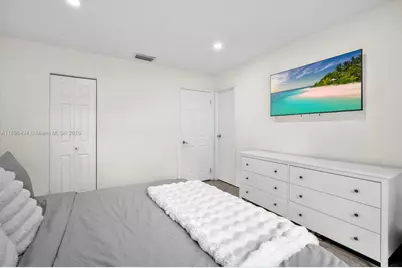 9667 NW 15th Ct, Pembroke Pines, FL 33024 - Photo 17