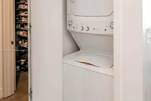 218 SE 14th St, Miami, FL 33131 - Photo 13