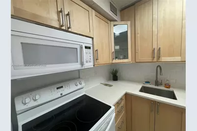 2899 Collins Ave #1420, Miami Beach, FL 33140 - Photo 7