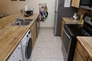 11060 N Lakeview Dr, Pembroke Pines, FL 33026 - Photo 7