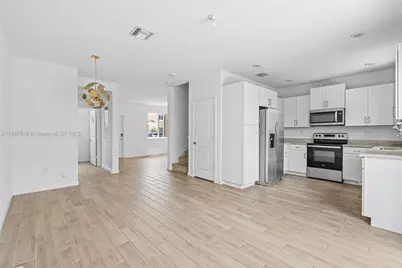 2431 SE 10th Ct, Homestead, FL 33035 - Photo 3