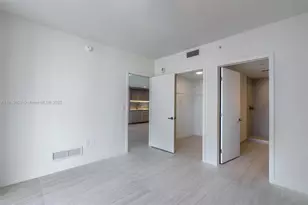 77 SE 5th St, Miami, FL 33131 - Photo 25