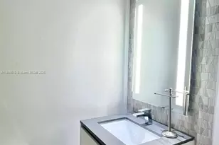 68 SE 6th St, Miami, FL 33131 - Photo 25