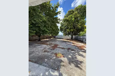 568 E 49th St, Hialeah, FL 33013 - Photo 9