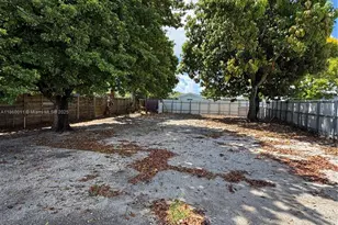 568 E 49th St, Hialeah, FL 33013 - Photo 9