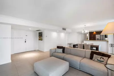 2401 Collins Ave #1808, Miami Beach, FL 33140 - Photo 3