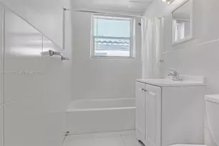 8031 Hawthorne Ave, Miami Beach, FL 33141 - Photo 19