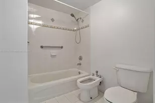 9340 Fontainebleau Blvd, Miami, FL 33172 - Photo 7