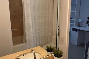 170 SE 14th St, Miami, FL 33131 - Photo 17