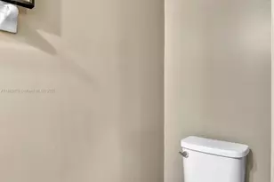 8926 W 35th Ct, Hialeah, FL 33018 - Photo 27