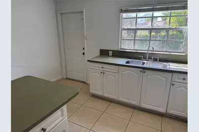 1178 NW 105th Ter, Miami, FL 33150 - Photo 11