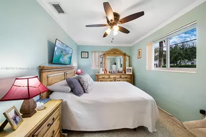 897 W 36th St, Hialeah, FL 33012 - Photo 13