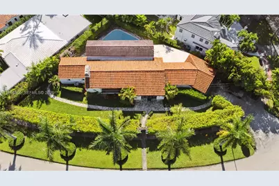 6350 Pinetree Dr, Miami Beach, FL 33141 - Photo 1
