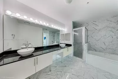 31 SE 5th St #3421, Miami, FL 33131 - Photo 13