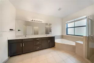 10521 W 35th Way, Hialeah, FL 33018 - Photo 23