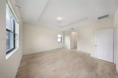 10521 W 35th Way, Hialeah, FL 33018 - Photo 17