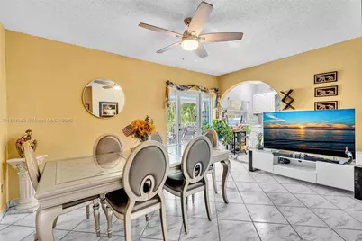 690 SE 8th St, Hialeah, FL 33010 - Photo 9