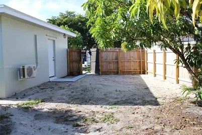 241 NE 55th St, Oakland Park, FL 33334 - Photo 41