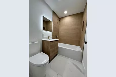 241 NE 55th St, Oakland Park, FL 33334 - Photo 13