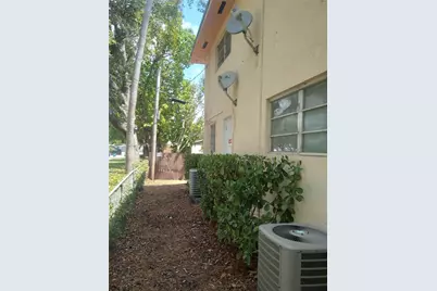 1353 NW 5 St, Miami, FL 33125 - Photo 11