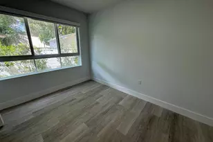 2555 NE 193rd St, Miami, FL 33180 - Photo 13