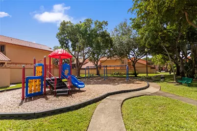 949 SW 113th Ter, Pembroke Pines, FL 33025 - Photo 29