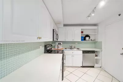 6039 Collins Ave #829, Miami Beach, FL 33140 - Photo 11