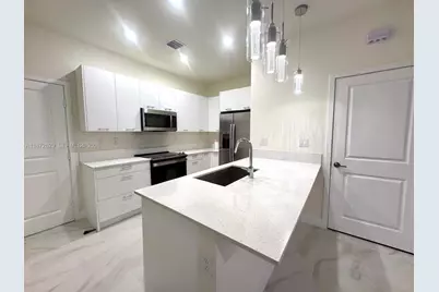 8118 NW 42nd St, Doral, FL 33166 - Photo 9