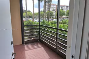 1000 St Charles Pl, Pembroke Pines, FL 33026 - Photo 23