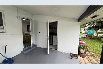 21140 NE 26th Ave, Miami, FL 33180 - Photo 35