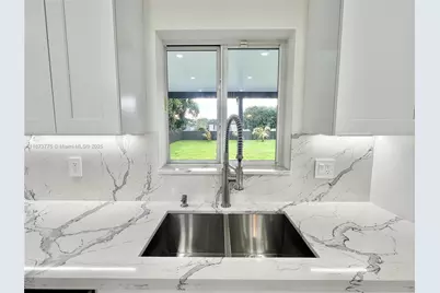 1011 NW 89th St, Miami, FL 33150 - Photo 15