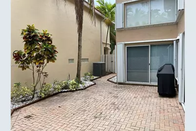 1095 Weeping Willow Way, Hollywood, FL 33019 - Photo 3