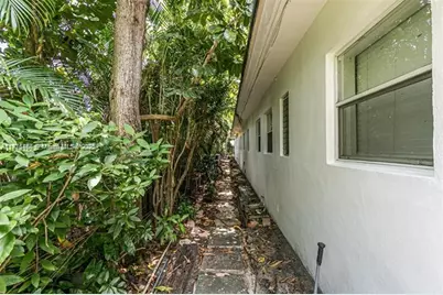 1717 NE 12th St, Fort Lauderdale, FL 33304 - Photo 13