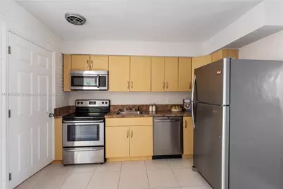 81 NE 47th Ct, Oakland Park, FL 33334 - Photo 13